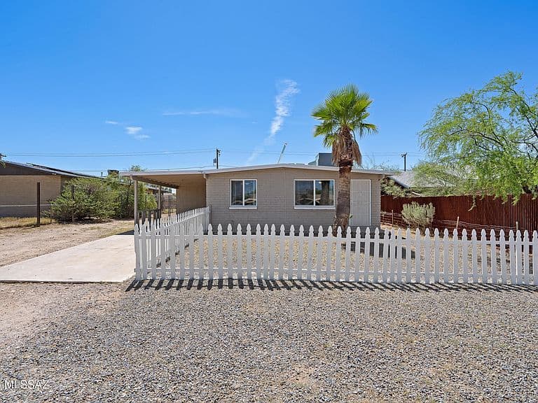 438 E Lester St photo 1