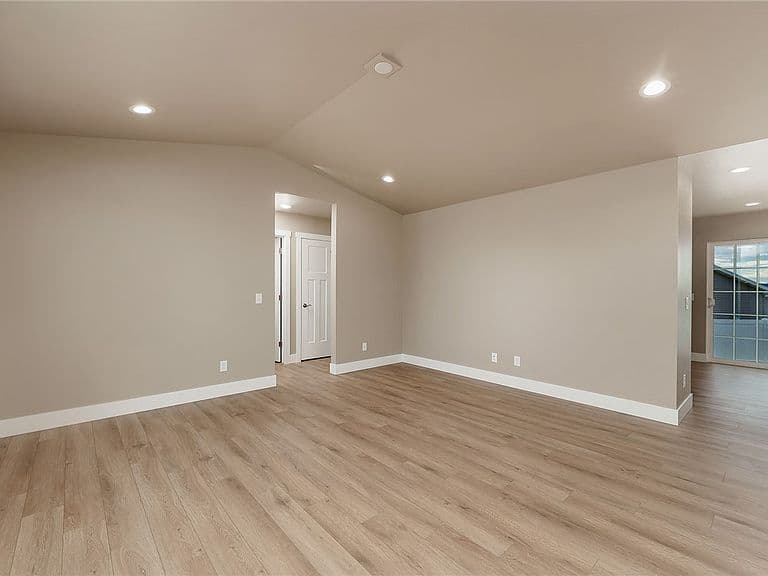 2237 Modera Ave photo 3