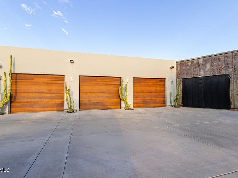 8787 E WHISPERING WIND Drive photo 2