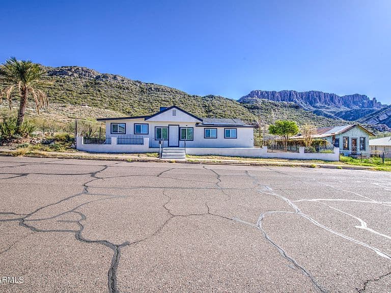 300 N MAGMA Avenue photo 3