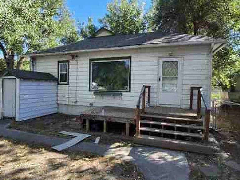 331 Benton Ave photo 2