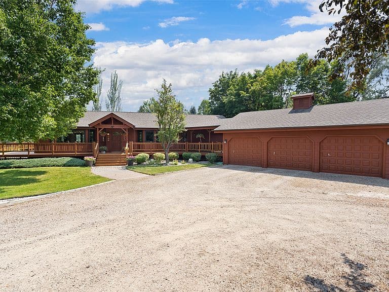 590 Country Way N photo 2