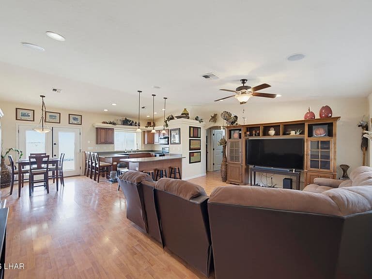 1547 Hawkeye Dr photo 3