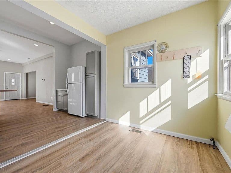 8 Parkdale Ave photo 3