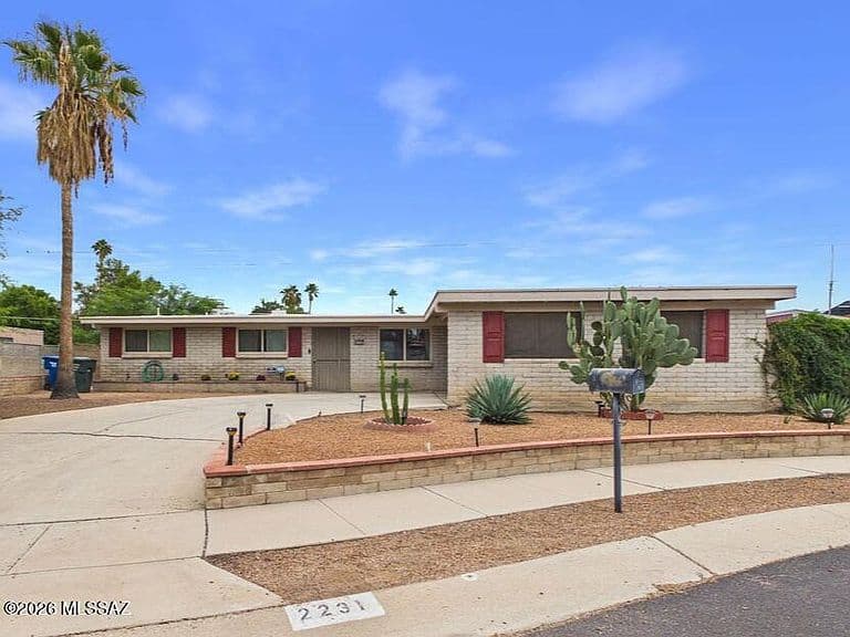 2231 S Deer Trail Cir photo 1