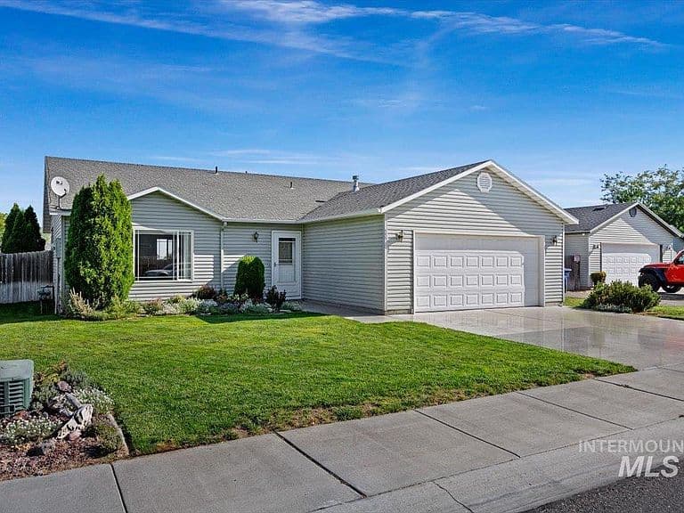 555 Hunter Ave photo 2