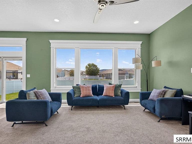 1561 Petersburg Dr photo 5