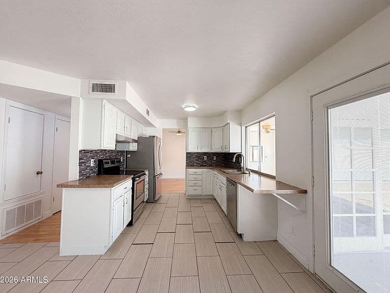 4260 E VINEYARD Road photo 2