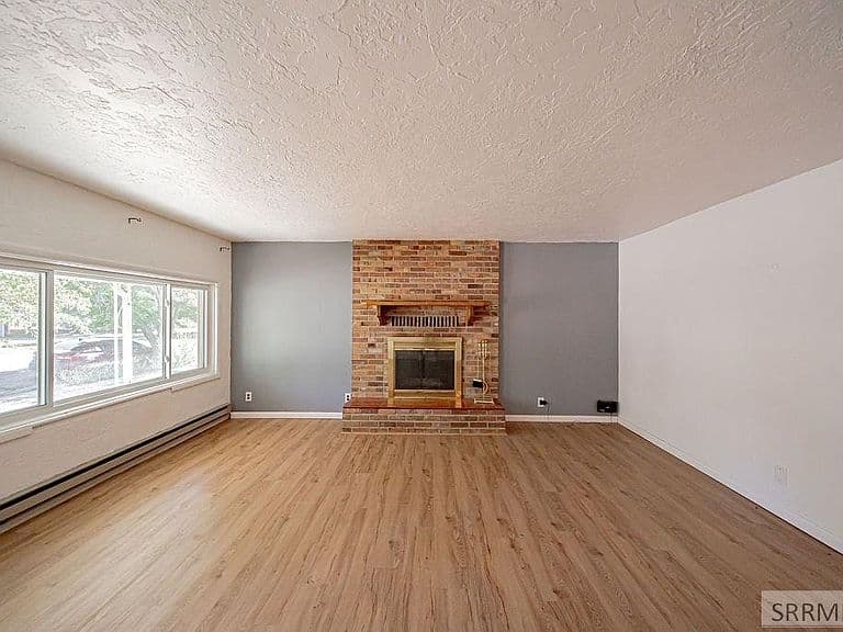 374 3rd St photo 3