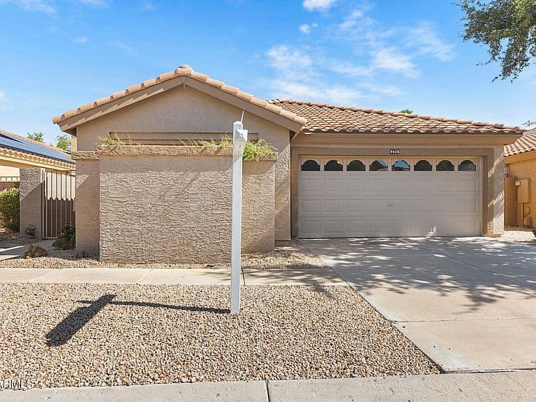 9425 W TARO Lane photo 1