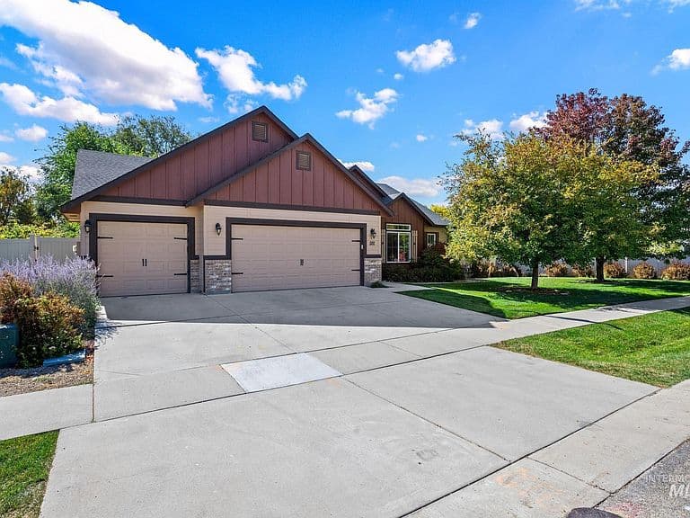 1181 W Darrah Dr photo 2