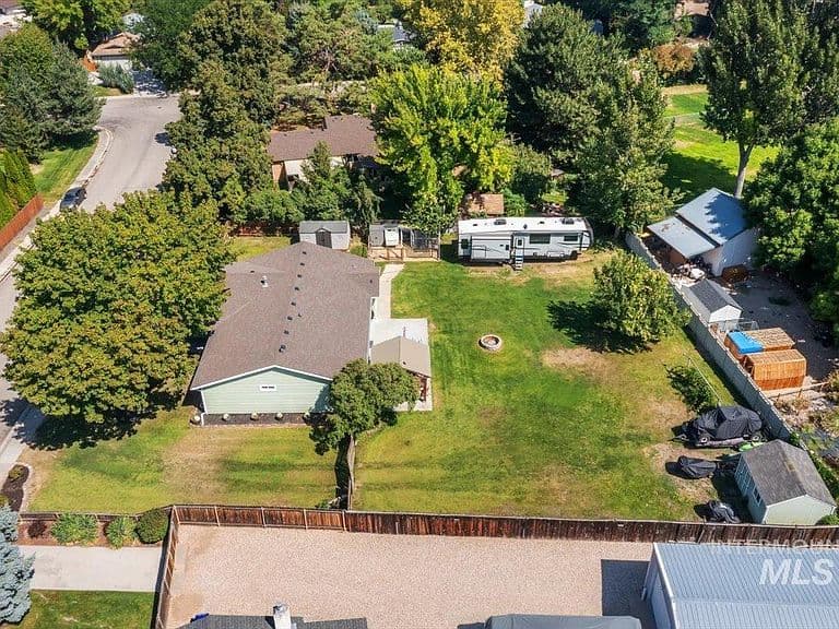 3916 S Genesee Dr photo 2
