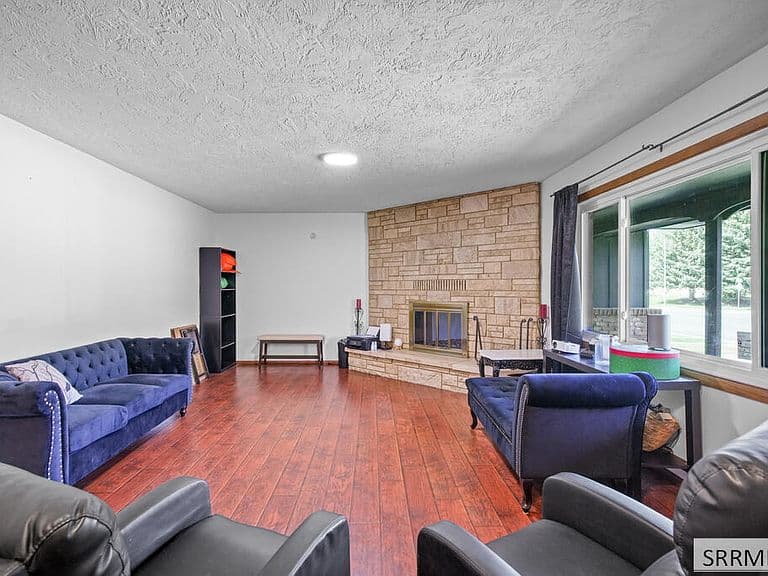 340 Hartert Dr photo 2