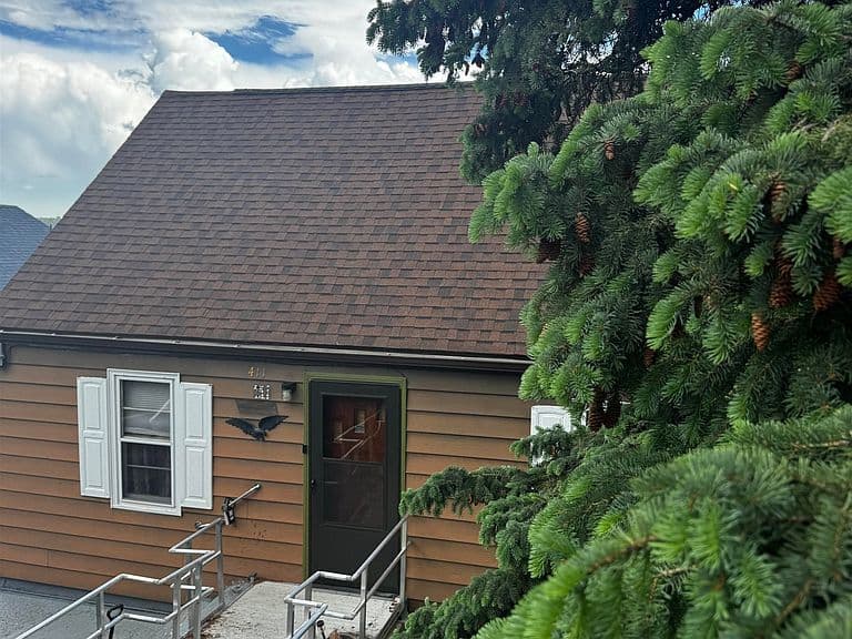 411 W Summit St photo 2