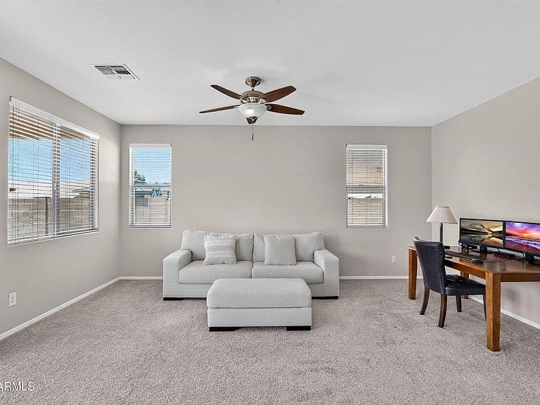 589 W HEREFORD Drive photo 2