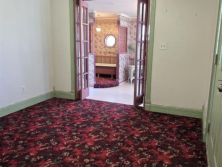 738 Clark St photo 4