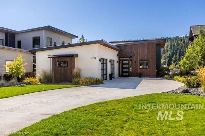 1702 W Bellerive Ln photo 2