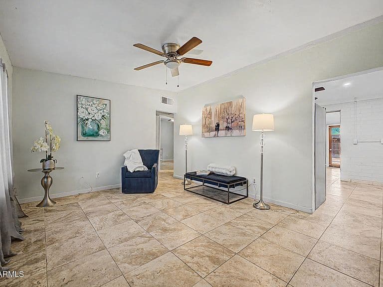 1405 W BROWN Street photo 5
