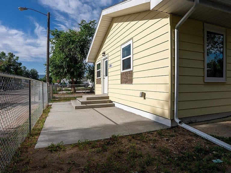 1126 N Lincoln St photo 2