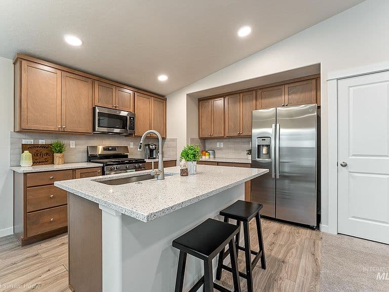 572 Brads Pl photo 4