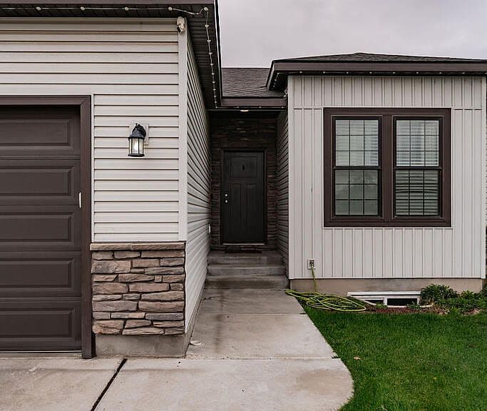 1245 Ernest Dr photo 2