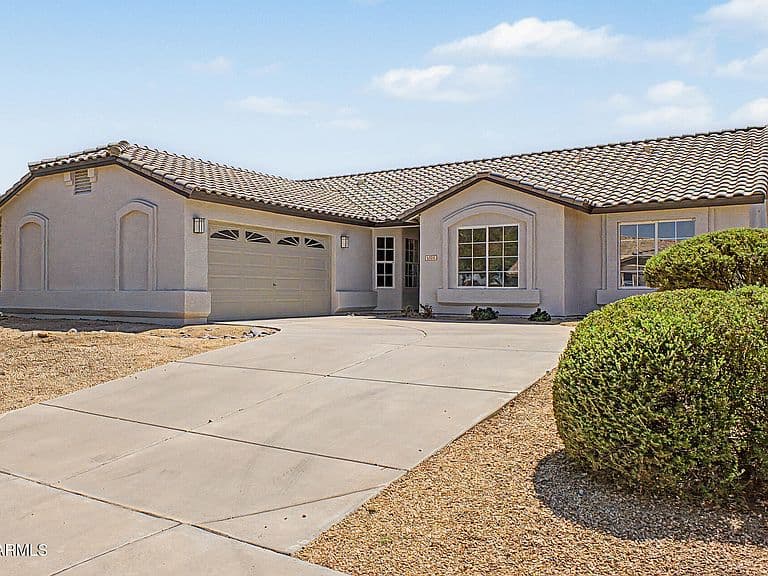 1325 E CONSTANCE Way photo 4
