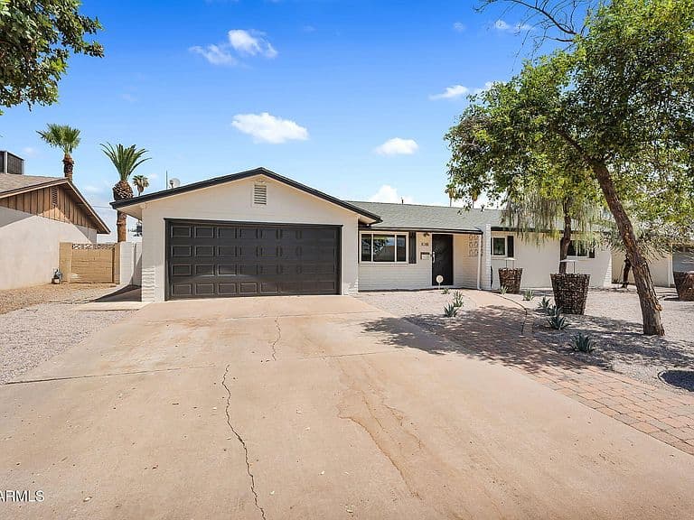 1018 E MARIGOLD Lane photo 2