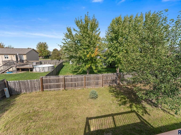 702 Leonard St photo 5