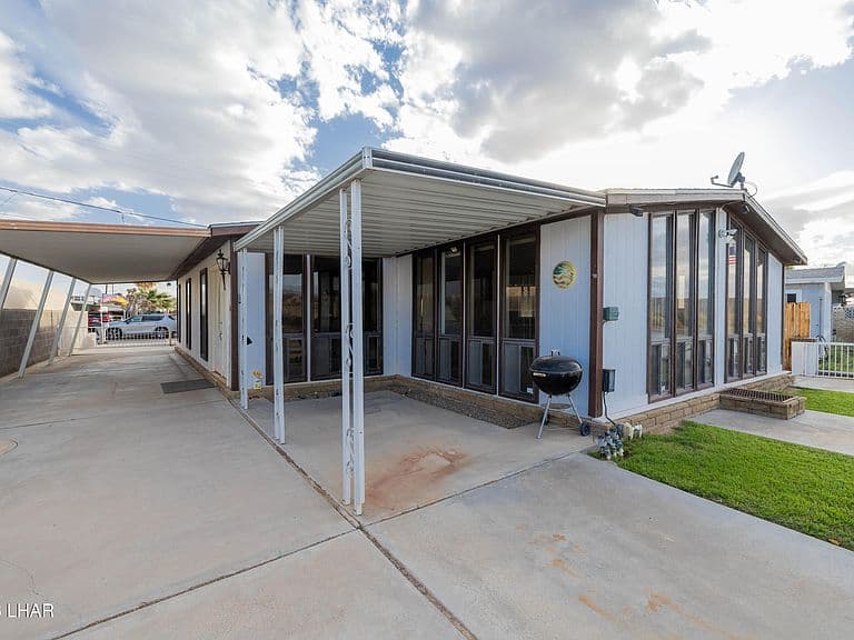 434 E Riverfront Dr photo 1