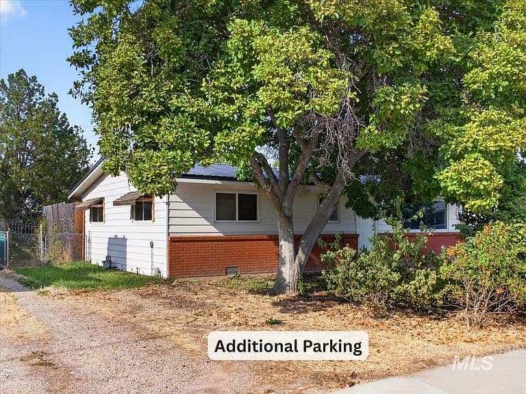 626 W Pine Ave photo 2