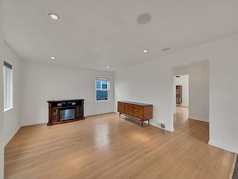 624 Saint Andrew St photo 5