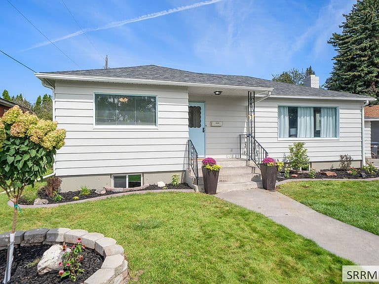 1085 Syringa Dr photo 3