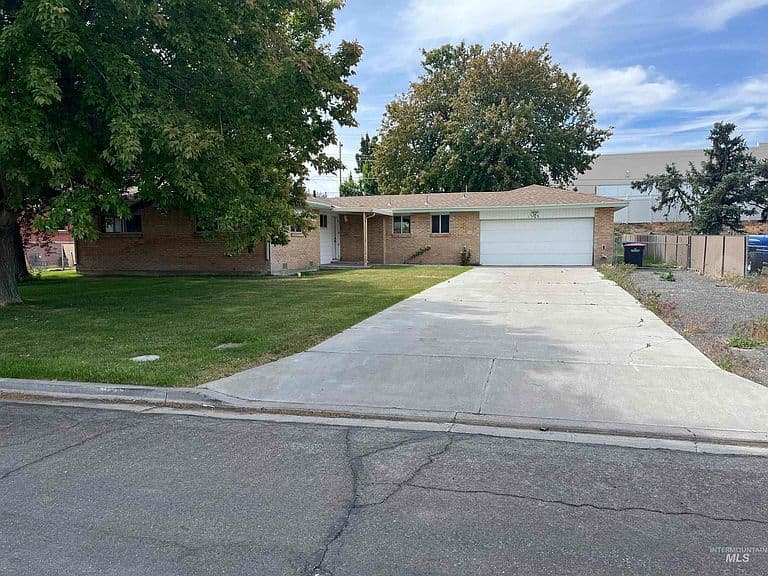 1340 Lawndale Dr photo 1