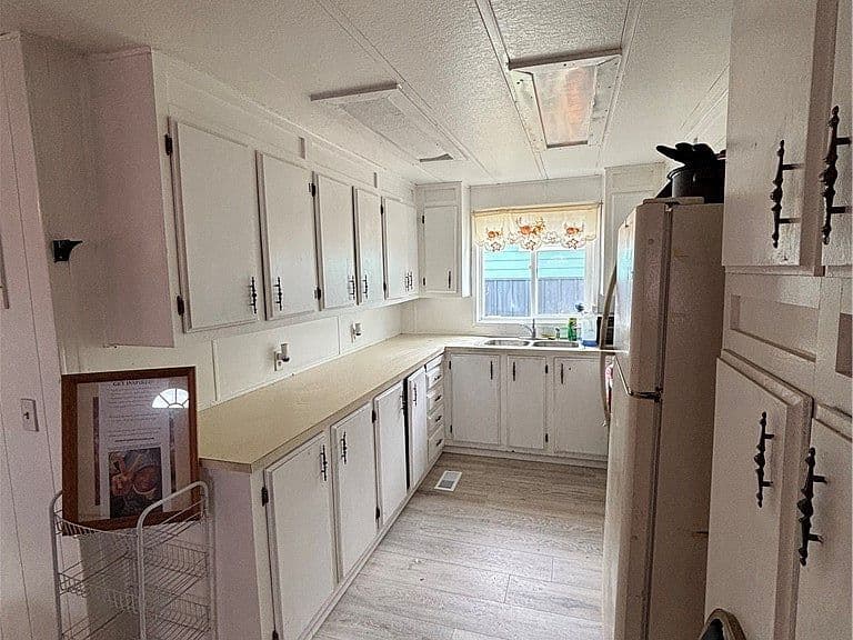 13 Helios Way photo 3