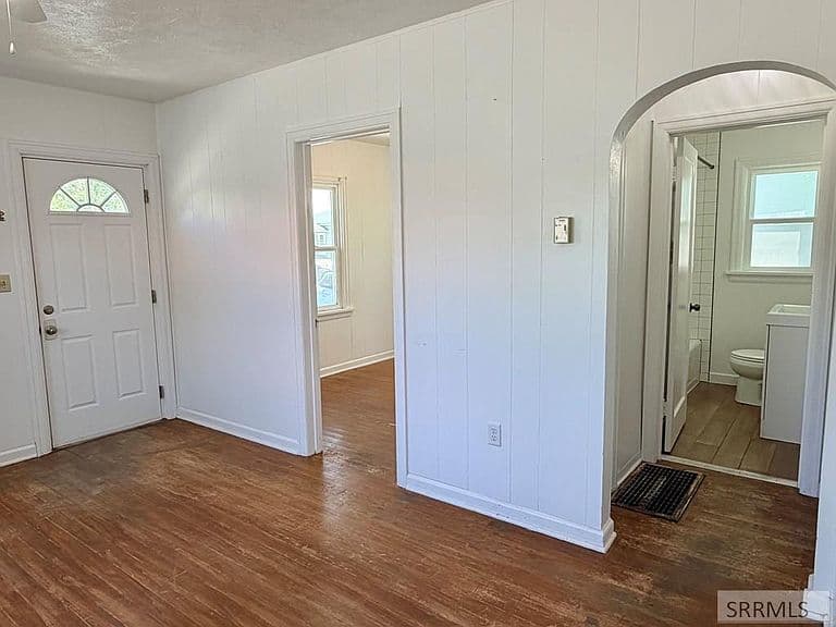 402 3rd St photo 4