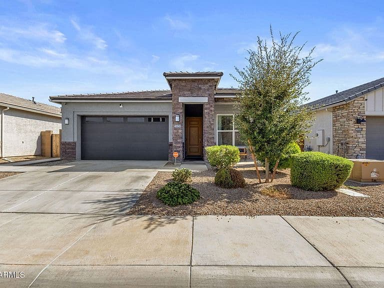 40945 W HILLMAN Drive photo 1