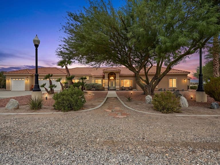 1743 E Mormon Trl photo 1