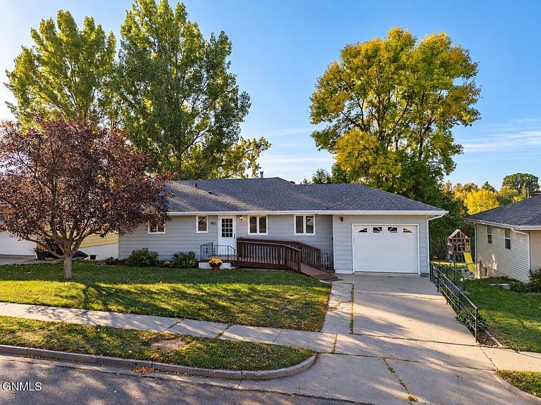 1011 W B Ave photo 1