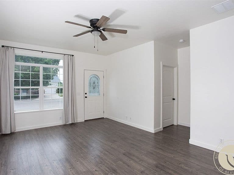 1407 Twin Oaks Dr photo 2