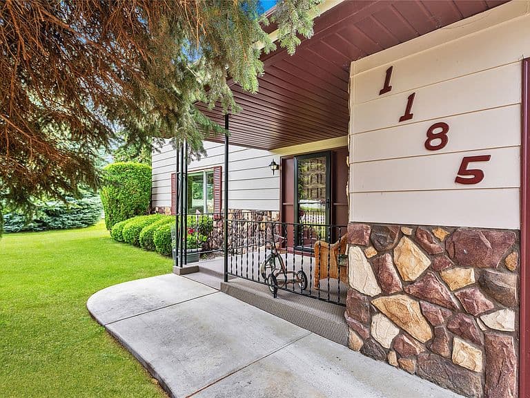 1185 Vicki Dr photo 2