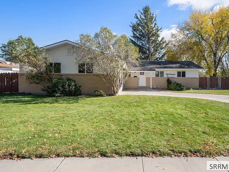 1985 Tiffany Dr photo 1