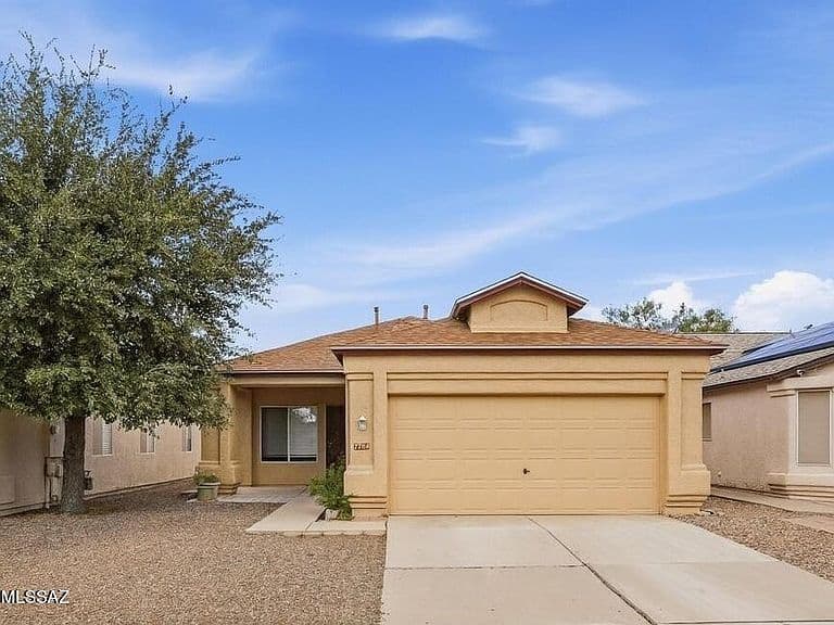 7704 S Trumpet Vine Ave photo 5