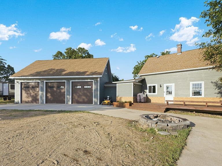 123 NW Lake Dr photo 2