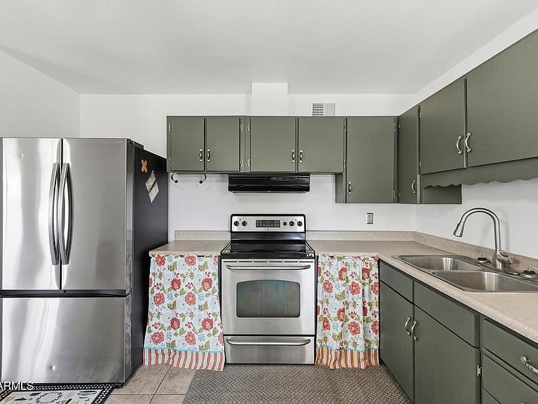 2321 W ROSE Lane photo 4