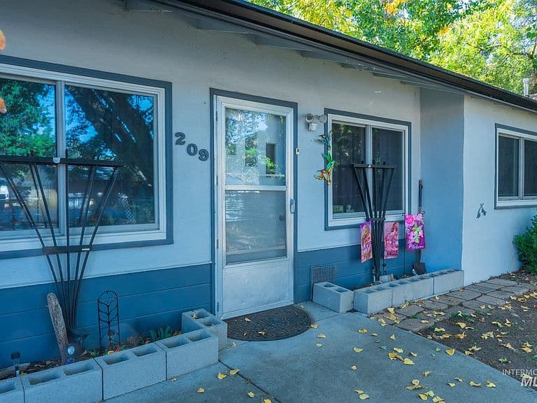 209 W 2nd St photo 2