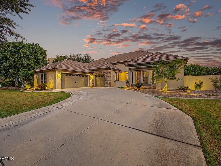 3083 E LINDA Lane photo 2