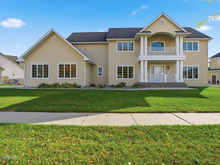 684 Vineyard Dr photo 1