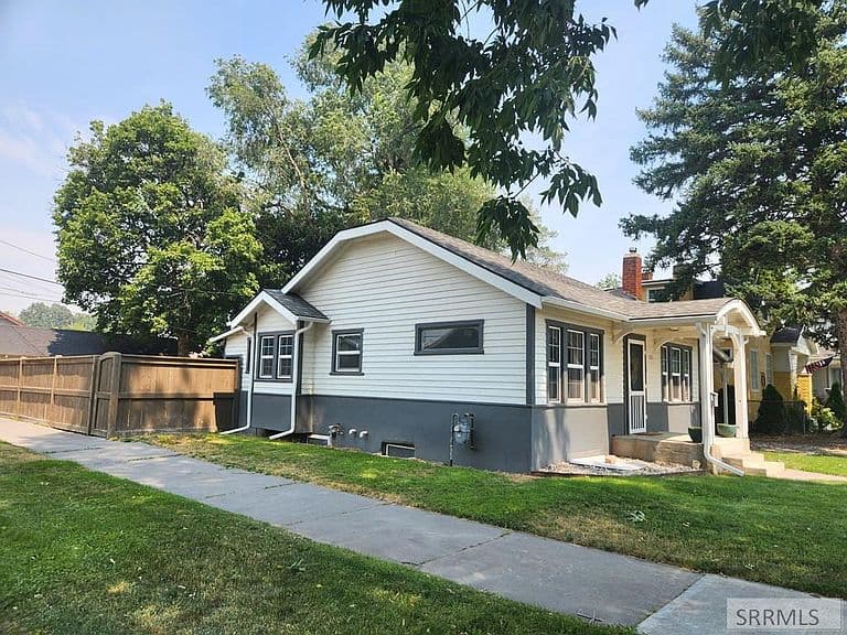 305 4th St photo 4