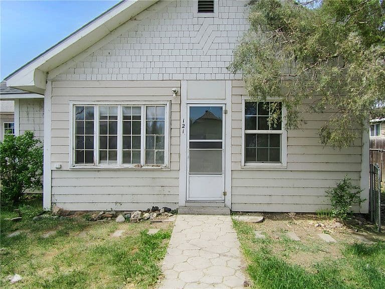 121 Peritse Ave photo 2