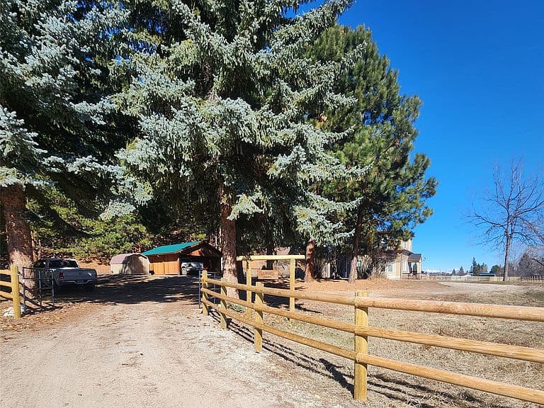 609 Solleder Ln photo 3